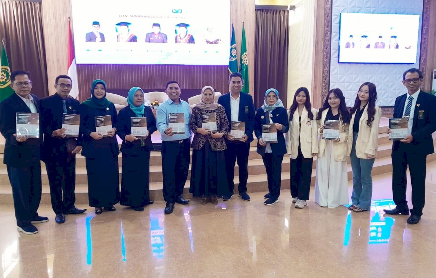 Serah Terima Buku Laporan Hasil Penelitian oleh ISLaMS kepada Berbagai Pihak